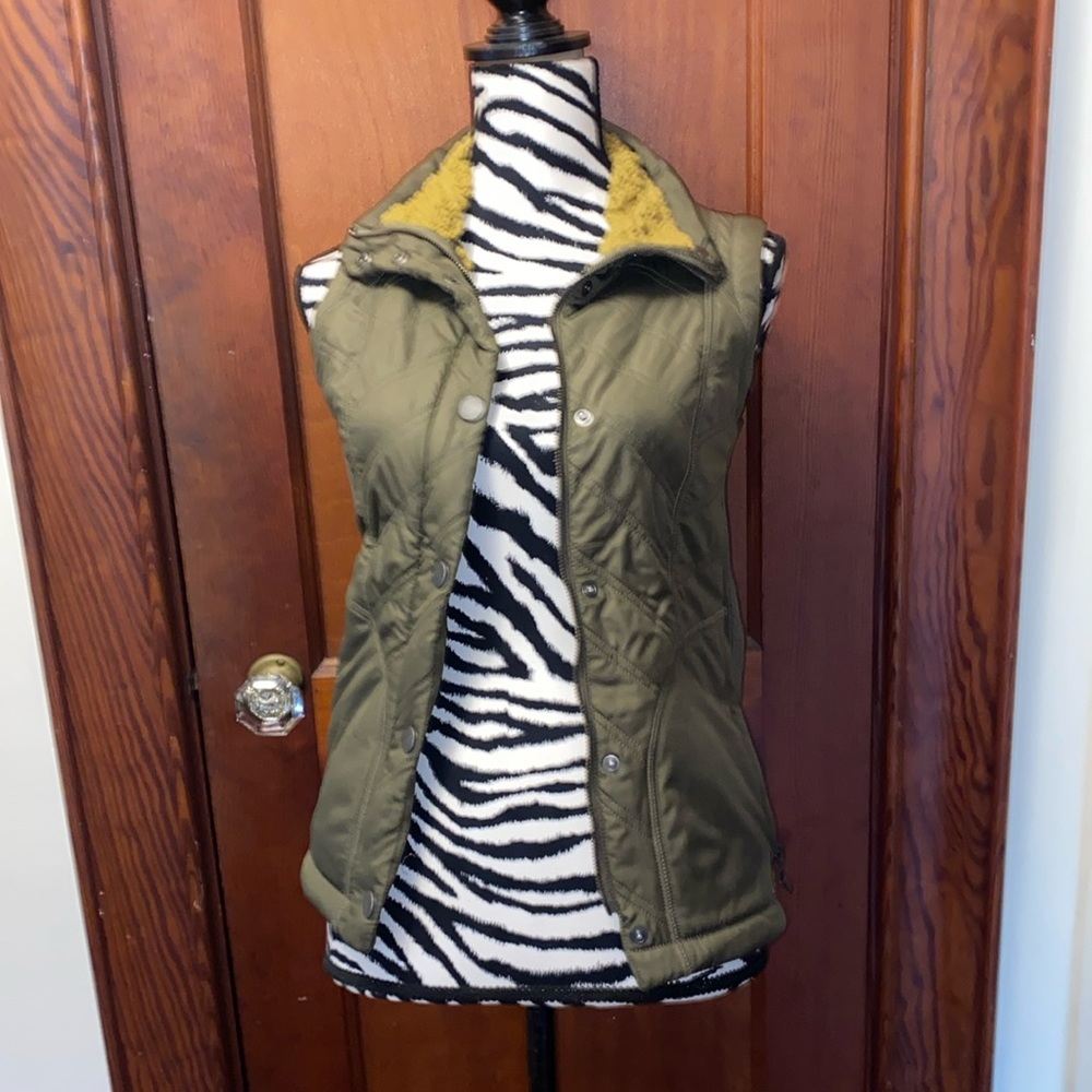 PraNa olive green quilted, Sherpa trim, vest, size extra small
